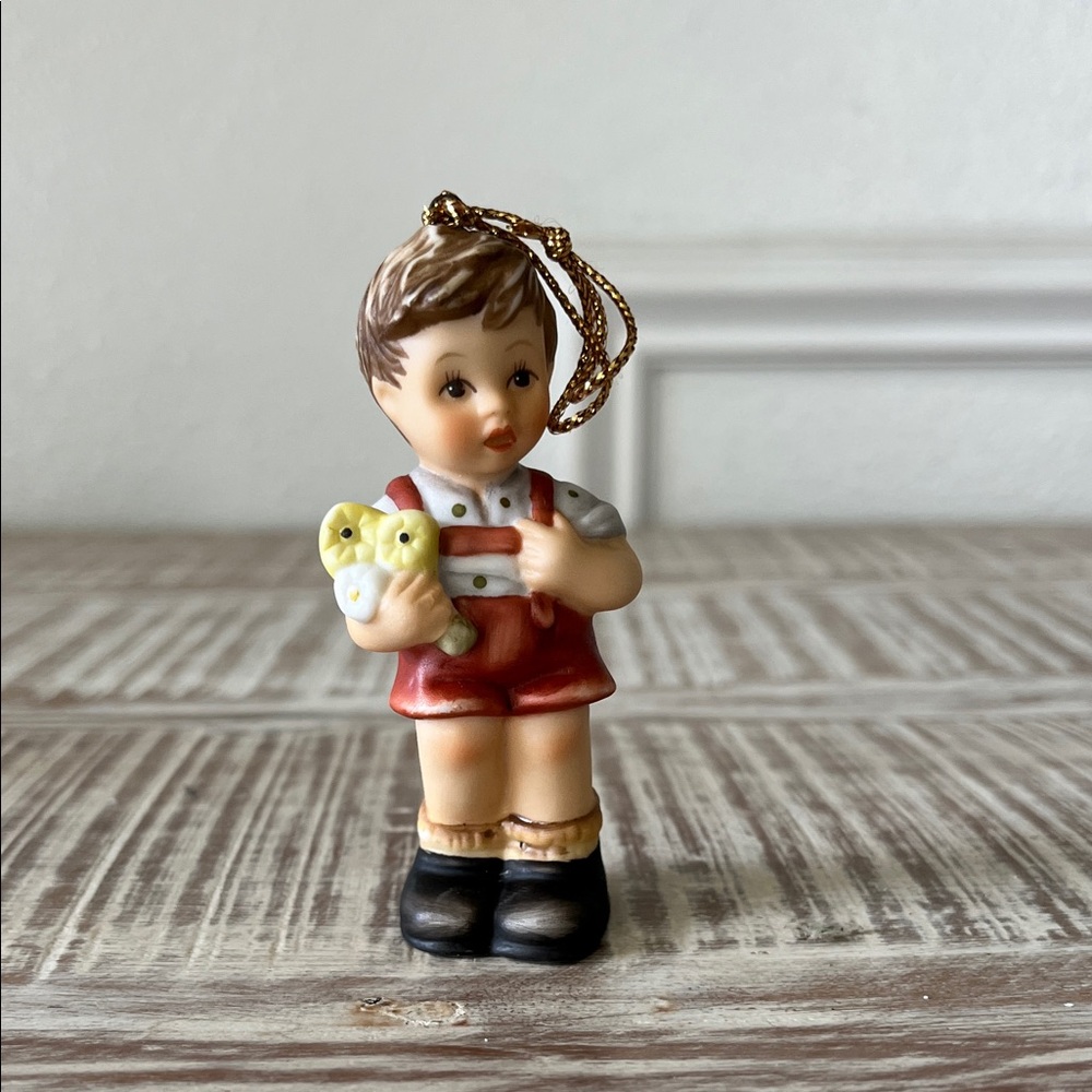 "A Christmas Bouquet" Berta Hummel ornament by Goebel 2001